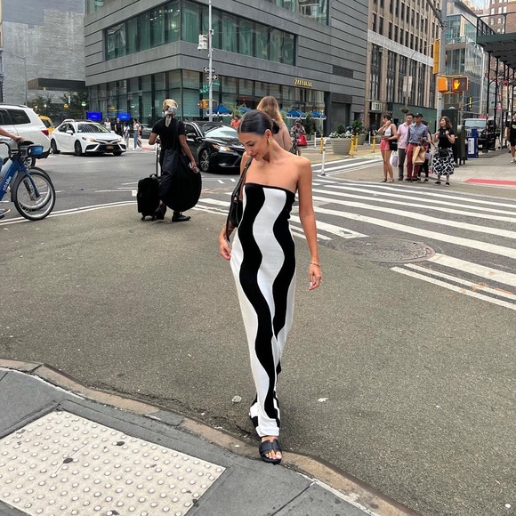 NA-KD Wavy Striped Knitted Maxi Dress - Picture 7 of 17